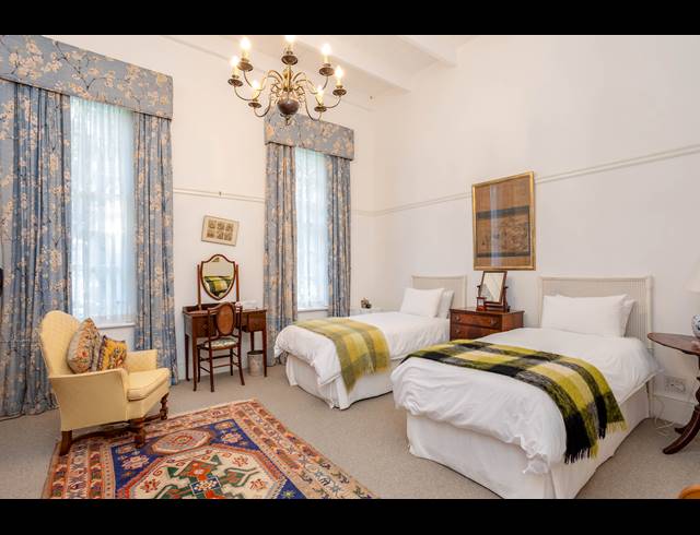 5 BEDROOM FREESTANDING TO LET IN CONSTANTIA